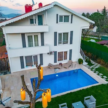 Villa Muhafazakar,havuzlu,muestakil Bahceli 12-16 Kisilik Sakarya (Marmara)