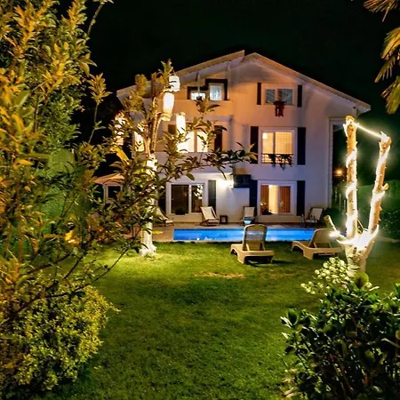 Villa Muhafazakar,havuzlu,muestakil Bahceli 12-16 Kisilik Sakarya (Marmara)