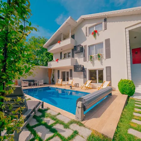 Muhafazakar,havuzlu,muestakil Bahceli 12-16 Kisilik Villa
