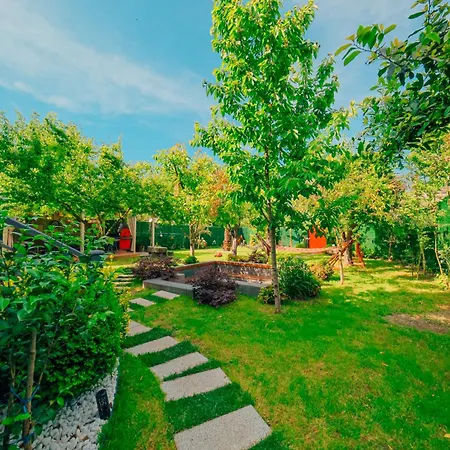 Villa Muhafazakar,havuzlu,muestakil Bahceli 12-16 Kisilik *