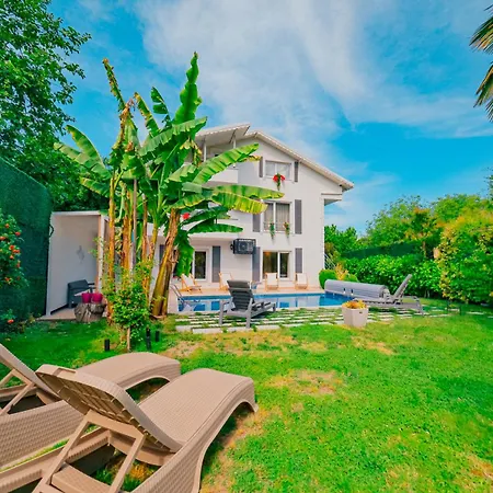 Muhafazakar,havuzlu,muestakil Bahceli 12-16 Kisilik Villa Sakarya (Marmara)