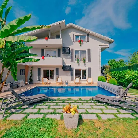 Villa Muhafazakar,havuzlu,muestakil Bahceli 12-16 Kisilik