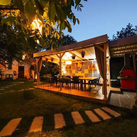 Muhafazakar,havuzlu,muestakil Bahceli 12-16 Kisilik Sakarya (Marmara)