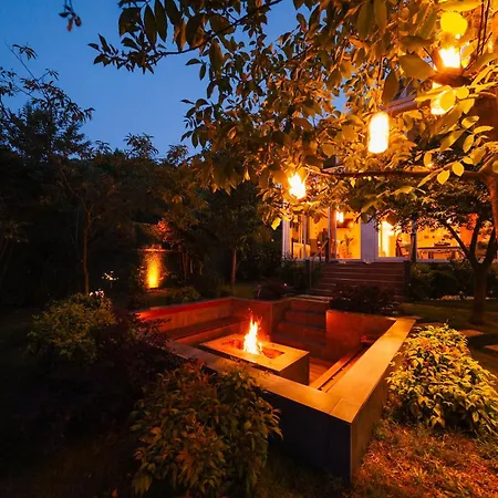 Muhafazakar,havuzlu,muestakil Bahceli 12-16 Kisilik Villa