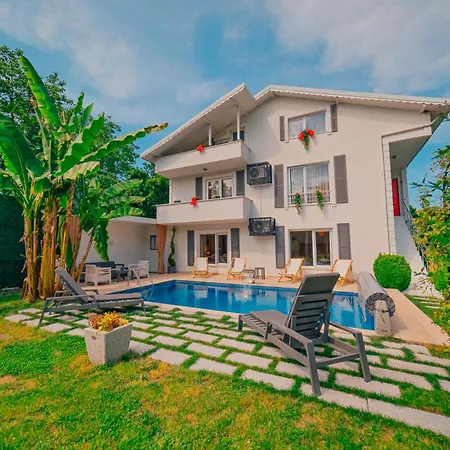 Villa Muhafazakar,havuzlu,muestakil Bahceli 12-16 Kisilik