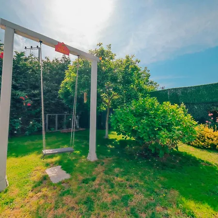 Villa Muhafazakar,havuzlu,muestakil Bahceli 12-16 Kisilik Sakarya (Marmara)