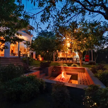 Muhafazakar,havuzlu,muestakil Bahceli 12-16 Kisilik Villa