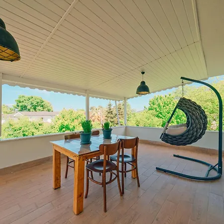 Villa Muhafazakar,havuzlu,muestakil Bahceli 12-16 Kisilik