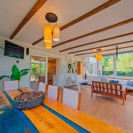 Villa Muhafazakar,havuzlu,muestakil Bahceli 12-16 Kisilik *