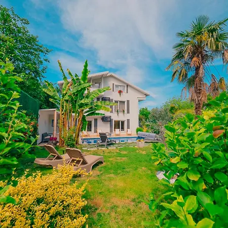 Villa Muhafazakar,havuzlu,muestakil Bahceli 12-16 Kisilik *