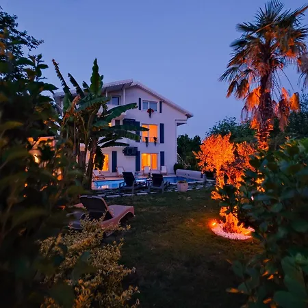 Villa Muhafazakar,havuzlu,muestakil Bahceli 12-16 Kisilik