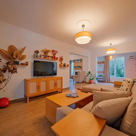 Villa Muhafazakar,havuzlu,muestakil Bahceli 12-16 Kisilik *