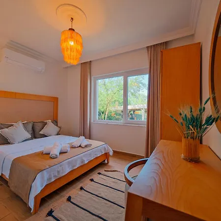 Muhafazakar,havuzlu,muestakil Bahceli 12-16 Kisilik Villa