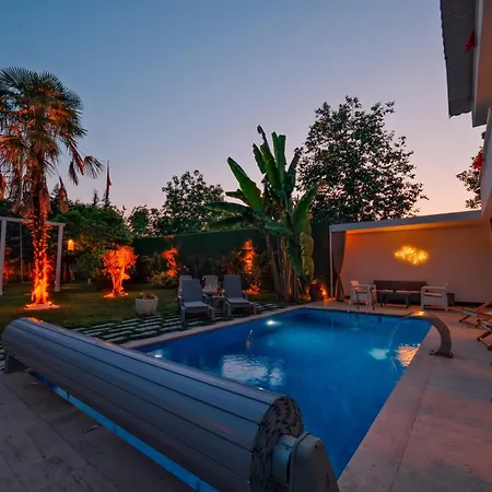 Villa Muhafazakar,havuzlu,muestakil Bahceli 12-16 Kisilik Sakarya (Marmara)