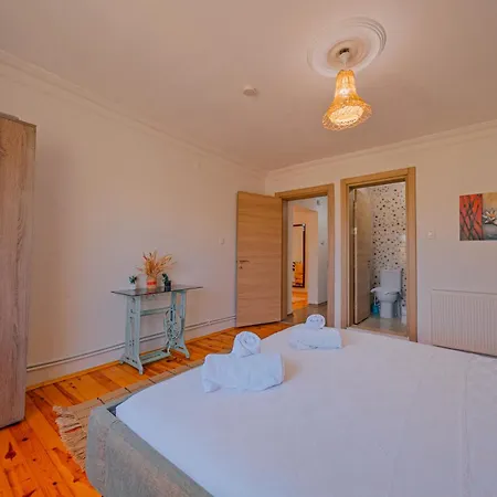 Muhafazakar,havuzlu,muestakil Bahceli 12-16 Kisilik Villa