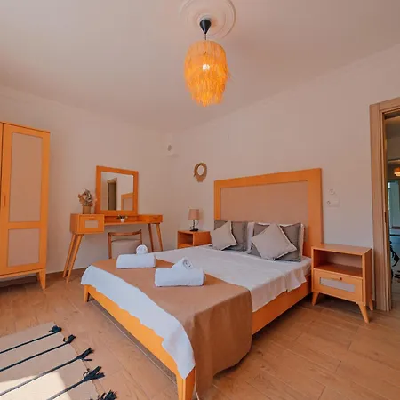 Villa Muhafazakar,havuzlu,muestakil Bahceli 12-16 Kisilik *