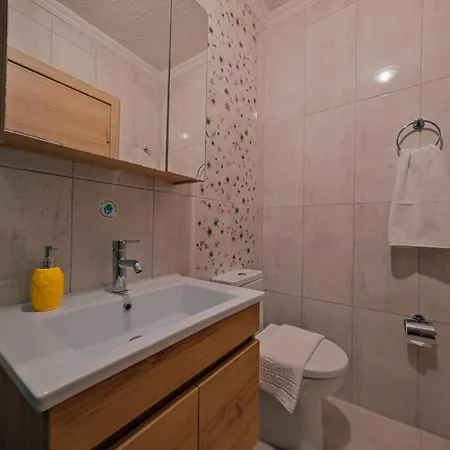 Muhafazakar,havuzlu,muestakil Bahceli 12-16 Kisilik Villa