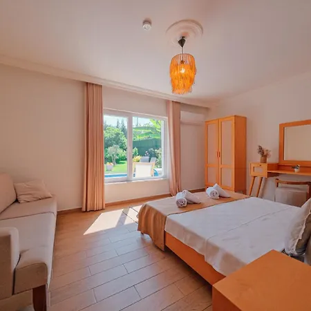 Villa Muhafazakar,havuzlu,muestakil Bahceli 12-16 Kisilik